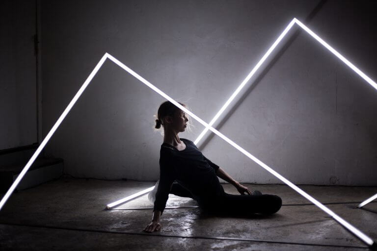 Danseuse contemporaine au sol